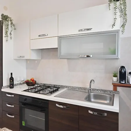 בית הארחה Izzhome פולה