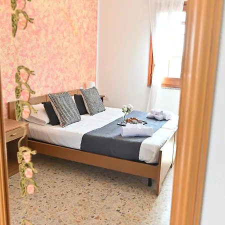Izzhome Guest house *